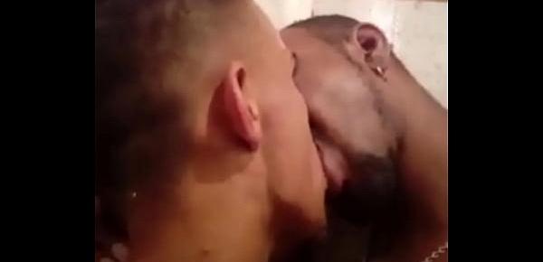  Beijando o bi "hetero" gostoso do Piscinão de Ramos